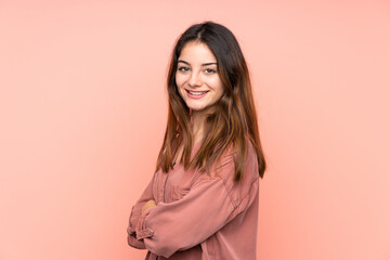 Obraz premium Young caucasian woman isolated on pink background with arms crossed and looking forward
