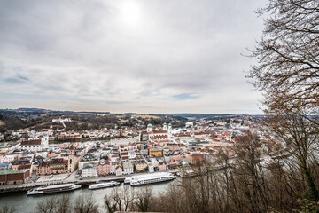 Fototapeta premium Berühmte Stadtansicht von der drei Flüsse Stadt Passau mit Blick auf Fluss Donau und Inn der Altstadt und das Rathaus und Dom gesehen von der Feste Oberhaus, Deutschland