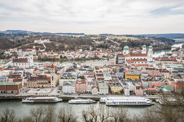 Obraz premium Berühmte Stadtansicht von der drei Flüsse Stadt Passau mit Blick auf Fluss Donau und Inn der Altstadt und das Rathaus und Dom gesehen von der Feste Oberhaus, Deutschland