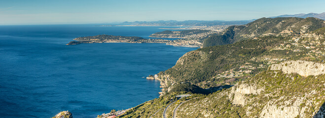  littoral de la côte d'azur avec en arrière plan la presqu'île du Cap Ferrat  , France