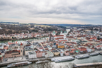 Obraz premium Berühmte Stadtansicht von der drei Flüsse Stadt Passau mit Blick auf Fluss Donau und Inn der Altstadt und das Rathaus und Dom gesehen von der Feste Oberhaus, Deutschland
