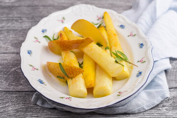 Asparagus salad with pears