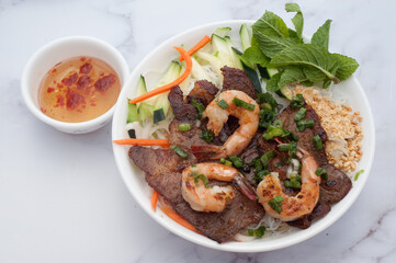 Grilled pork and shrimp vermicelli 