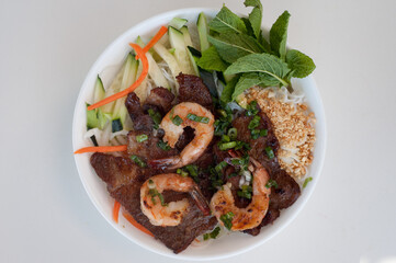 Grilled pork and shrimp vermicelli 