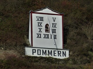 Alte historische Sonnenuhr im Weinberg in Pommern an der Mosel