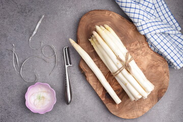 The way to peel the white asparagus