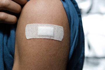 Person mit Pflaster auf Arm nach Injektion Schutzimpfung Medikament Impfen Impfung 