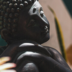 Cabeza de buda recostada