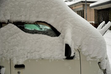 雪に埋もれる車