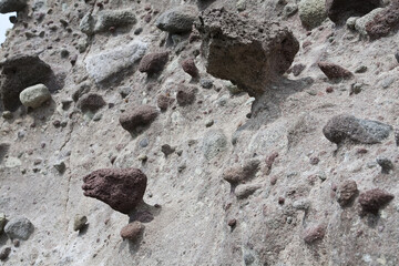 風化した岩から飛び出した石	