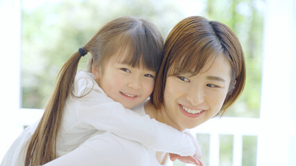 室内で仲良く遊ぶママと女の子