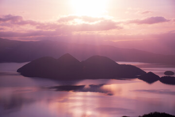 朝の陽光照らす春の洞爺湖3