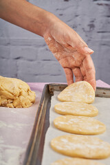 Place the cookies on the baking sheet on a base of greaseproof paper.