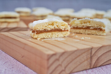 Delicious cut alfajor, where its texture can be seen in the foreground.