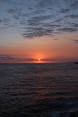 Fototapeta premium Puesta del sol ante el mar.