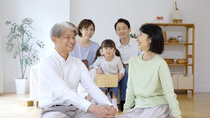 Fototapeta premium リビングでリラックスする三世代家族