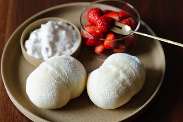 白パンとヨーグルトコンフィチュールとフレッシュ苺の朝食