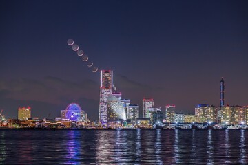 横浜市みなとみらいからランドマークタワーに沈む新月コンポジット