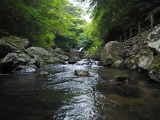 マテリアの滝へ続く川