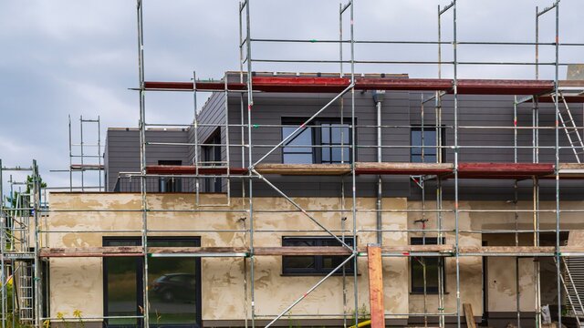 Ein neues Haus wird gebaut und ist einger&uuml;stet