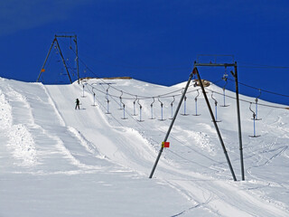 T-bar ski lift (Platter - Button lift) or Téléski à archets (à sellettes - Glacier 3000), Les...