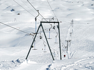 T-bar ski lift (Platter - Button lift) or Téléski à archets (à sellettes - Glacier 3000), Les...