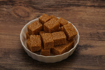 Cane sugar cubs in the bowl