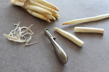 How to peel fresh white asparagus