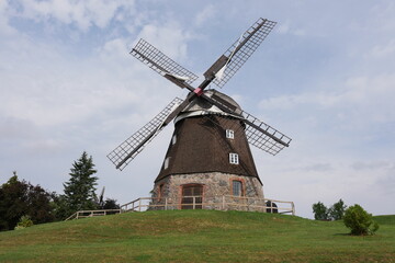 Fototapeta na wymiar Windmühle auf Hügel in Woldegk