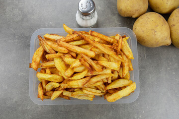 barquette de frites sur une table	