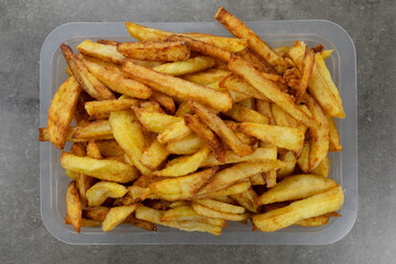 barquette de frites sur une table	