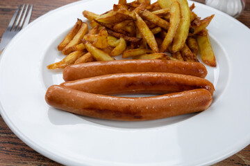 saucisse et frites dans une assiette