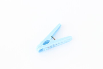 水色の洗濯ばさみ　アップ　白背景