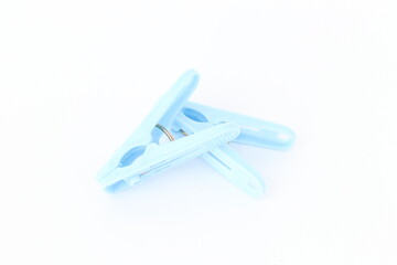 水色の洗濯ばさみ　アップ　白背景