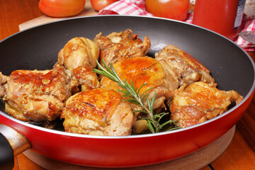 Pollo tagliato a pezzi ed arrostito in padella antiaderente con rosmarino e spezie varie.