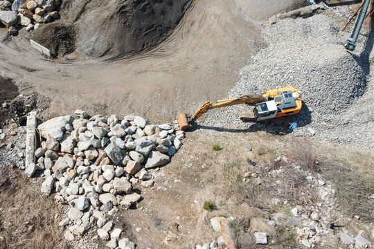 pietre escavatore cava scavare pala ruspa sassi pietre scavare scavo edilizia 