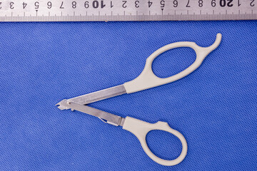 Skin staple remover