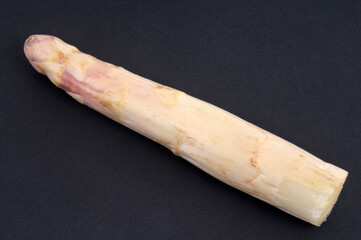 Asperge crues en gros plan sur fond noir