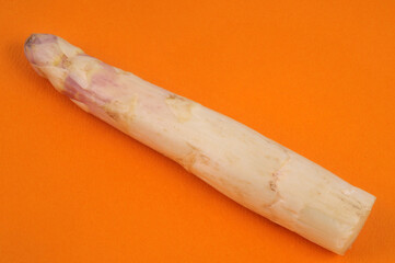 Asperge crues en gros plan sur fond orange