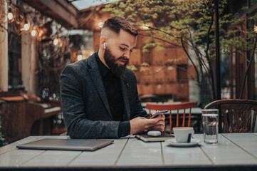 Businessman using a smartphone i na coffee shop