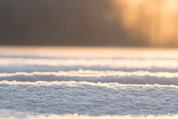 Śnieżne zaspy w porannych promieniach słońca © Wojciech