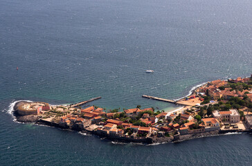Fototapeta na wymiar vue aérienne de l'ile de gorée - dakar - senegal