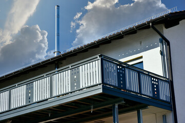 Moderne Balkone mit Sichtschutz aus beschichteten Kunststoffplanken und Metall-Geländer an...