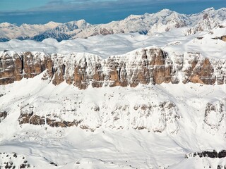 Traumhafter Panoramablick aus 3200 Meter Höhe im Winter von der Marmolada auf  den großen...
