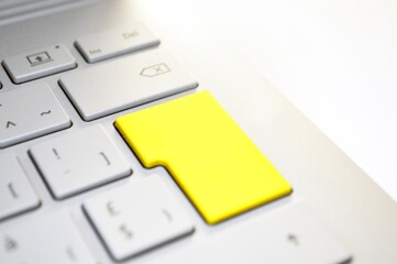 touche clavier jaune ordinateur