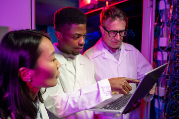 Modern server specialists analyzing network error