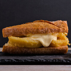 Bocadillo de calamares a la romana con mayonesa, bocadillo típico de Madrid y de la dieta mediterránea 