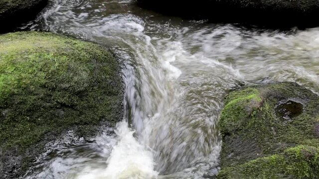 Fr&uuml;hsommerlicher Flusslauf im Wald, Wasser &uuml;ber Felsen, Waldnaab, Waldnaabtal