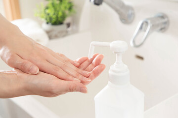 除菌アルコールで手を清潔にする様子