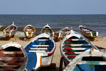 pirogues de pecheurs sénégalais sur la plage de kayar